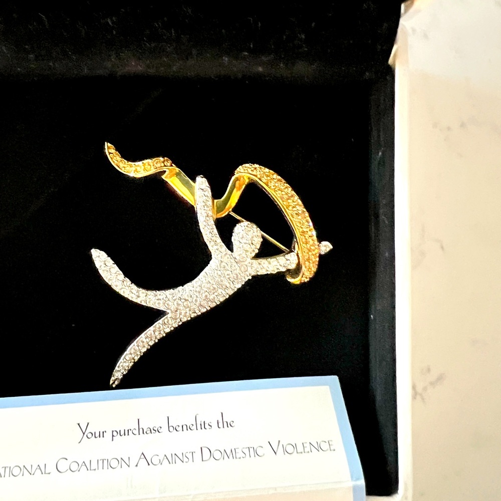 SWAROVSKI JOY PIN CRYSTAL 2000 ANNUAL EDITION PIN NEW